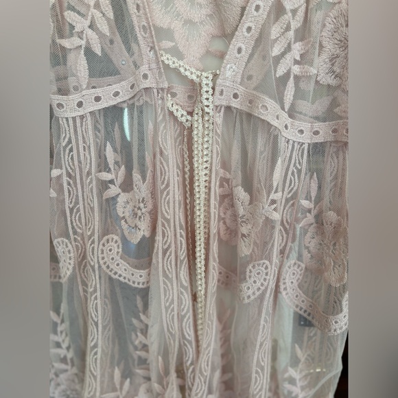 POL Sheer Floral Lace Kimono Robe in Blush - Picture 3 of 9
